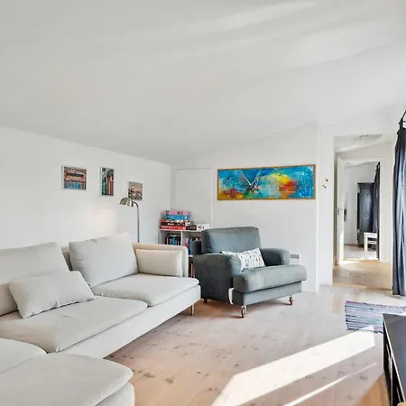 Stunning In With 5 Bedrooms And Internet *