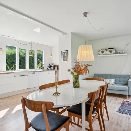 Stunning In With 5 Bedrooms And Internet