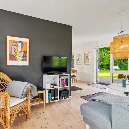 Stunning In With 5 Bedrooms And Internet *